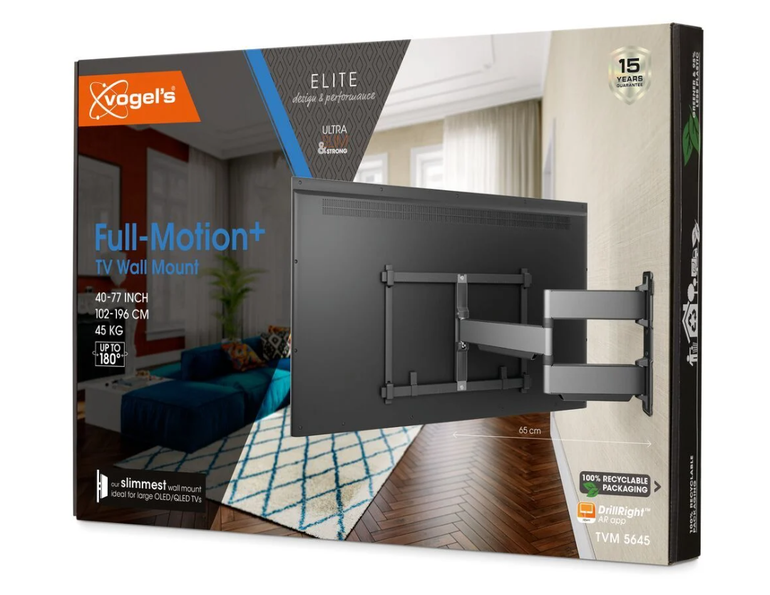 TV-Wandhalterung-Box. Schwarzer Fernseher an der Wandhalterung, Text, blaue Couch, Teppich im Hintergrund.