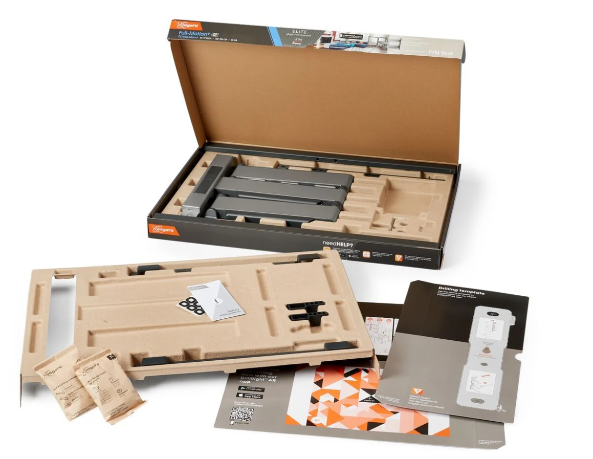 Verpacktes TV-Wandhalterungs-Kit mit Halterungen, Anweisungen und Zubehör auf weißem Grund.