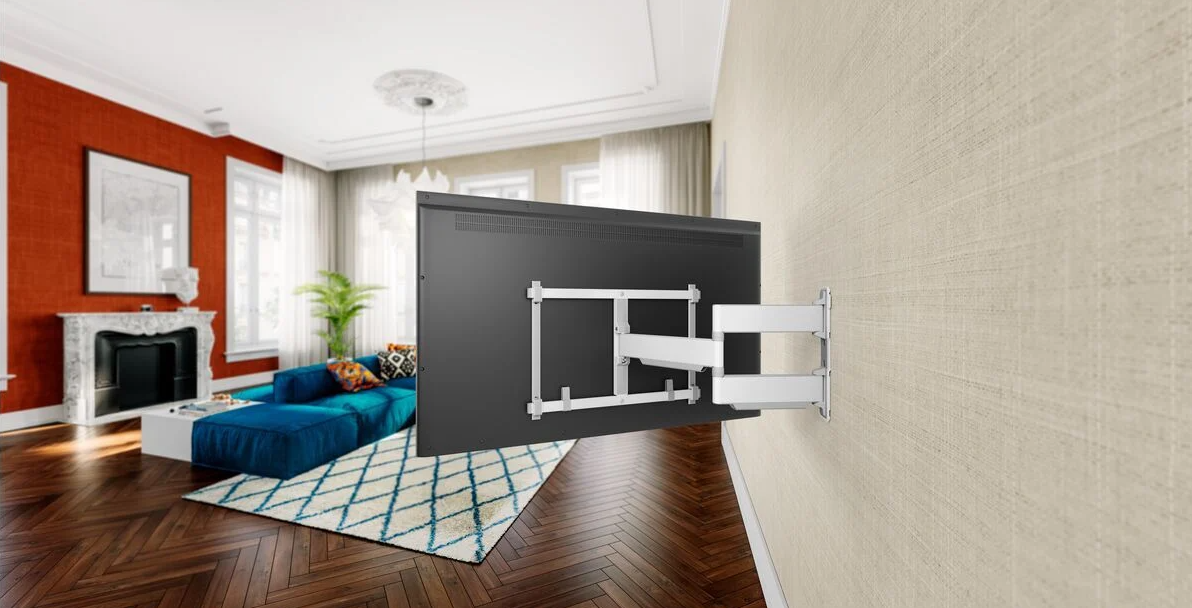 An der Wand montierter Fernseher mit Wandhalterung in einem Wohnzimmer.