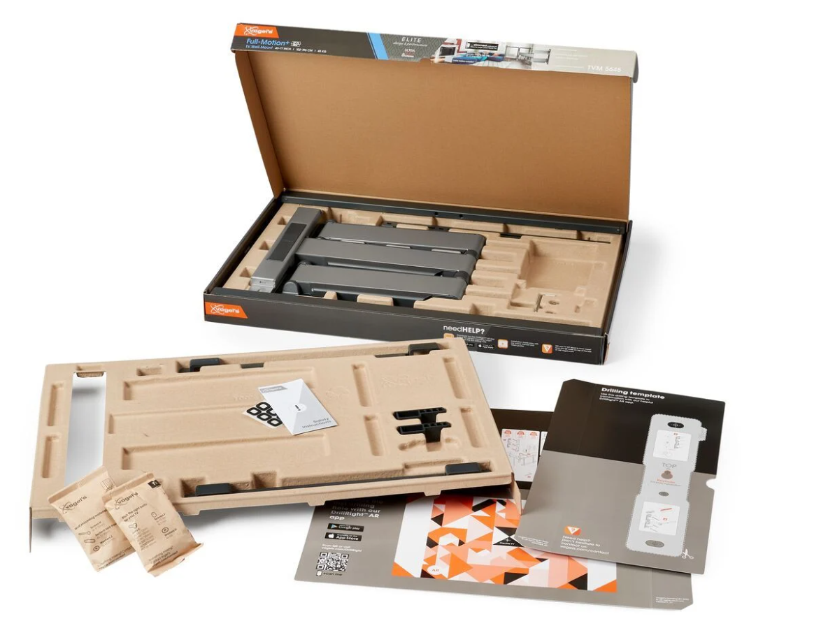 Offene Pappschachtel mit TV-Halterung, Anweisungen und Hardware.