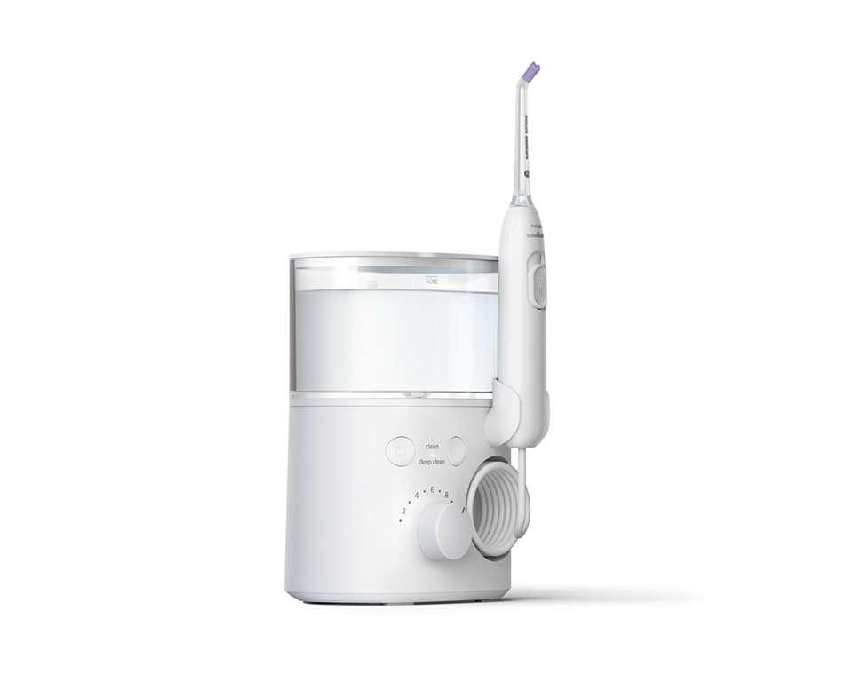 Ein weißer Wasserflosser. Hat einen Wasserbehälter, einen Drehregler und einen Flosserkopf mit lila Spitze.