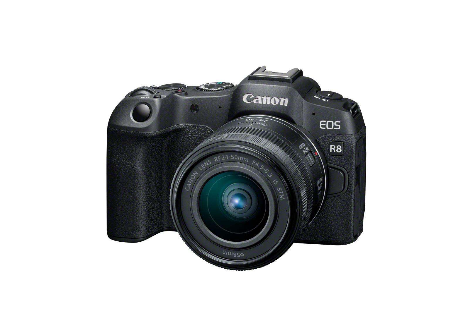 Eine schwarze Canon EOS R8 Kamera mit Objektiv, isoliert vor weißem Hintergrund.