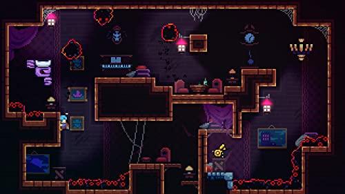 Escena interior pixelada de un juego. Un personaje está en una habitación con muebles, arte y luces.