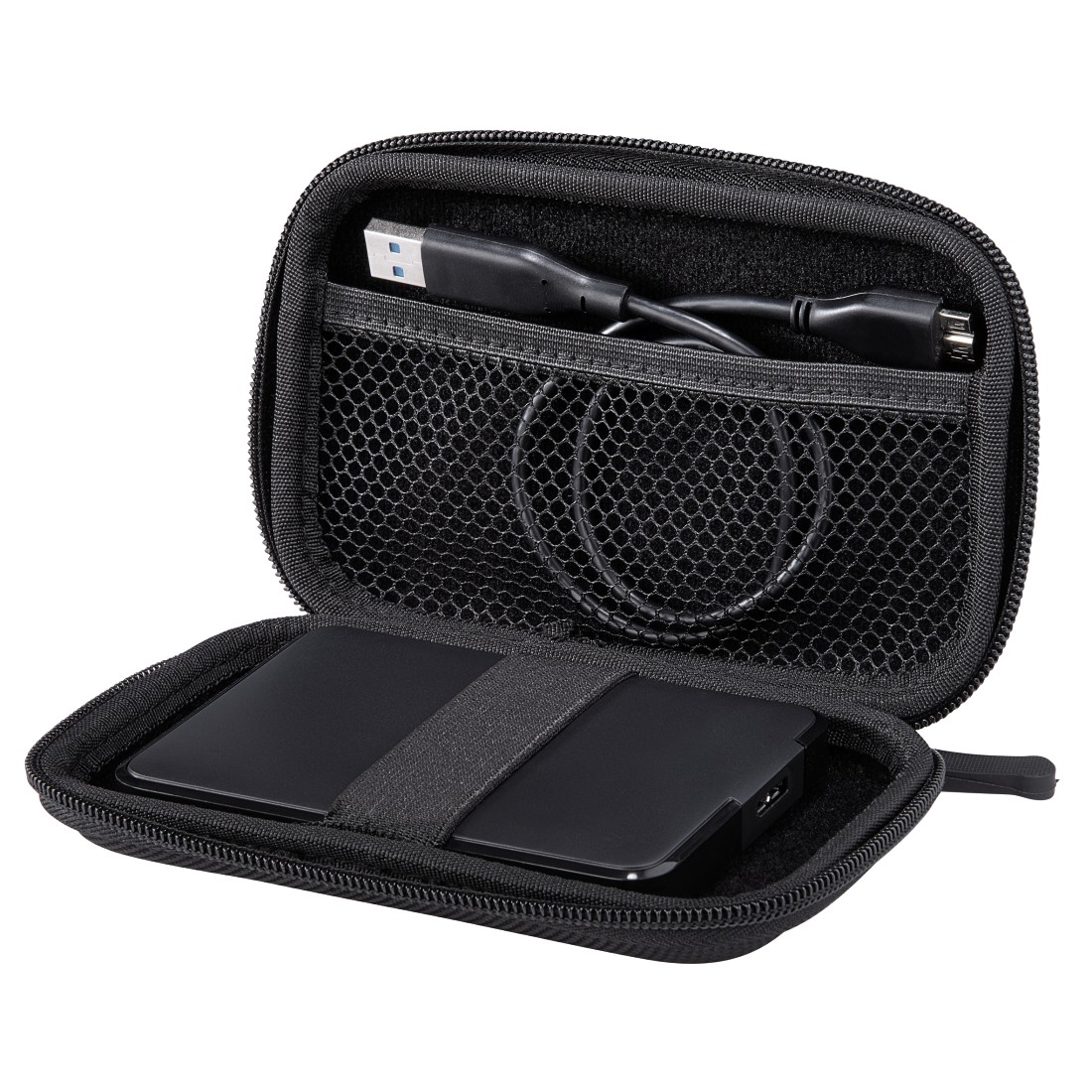 Estuche negro abierto con bolsillo de malla y cable USB, con un disco duro negro.