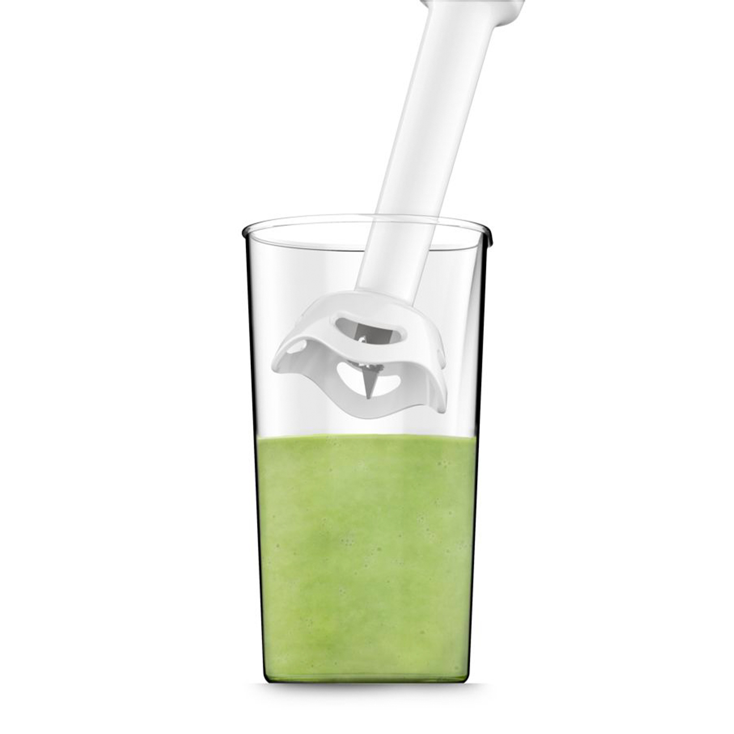 Un frullatore è in un bicchiere con un frullato verde. Il frullato è in un bicchiere trasparente.