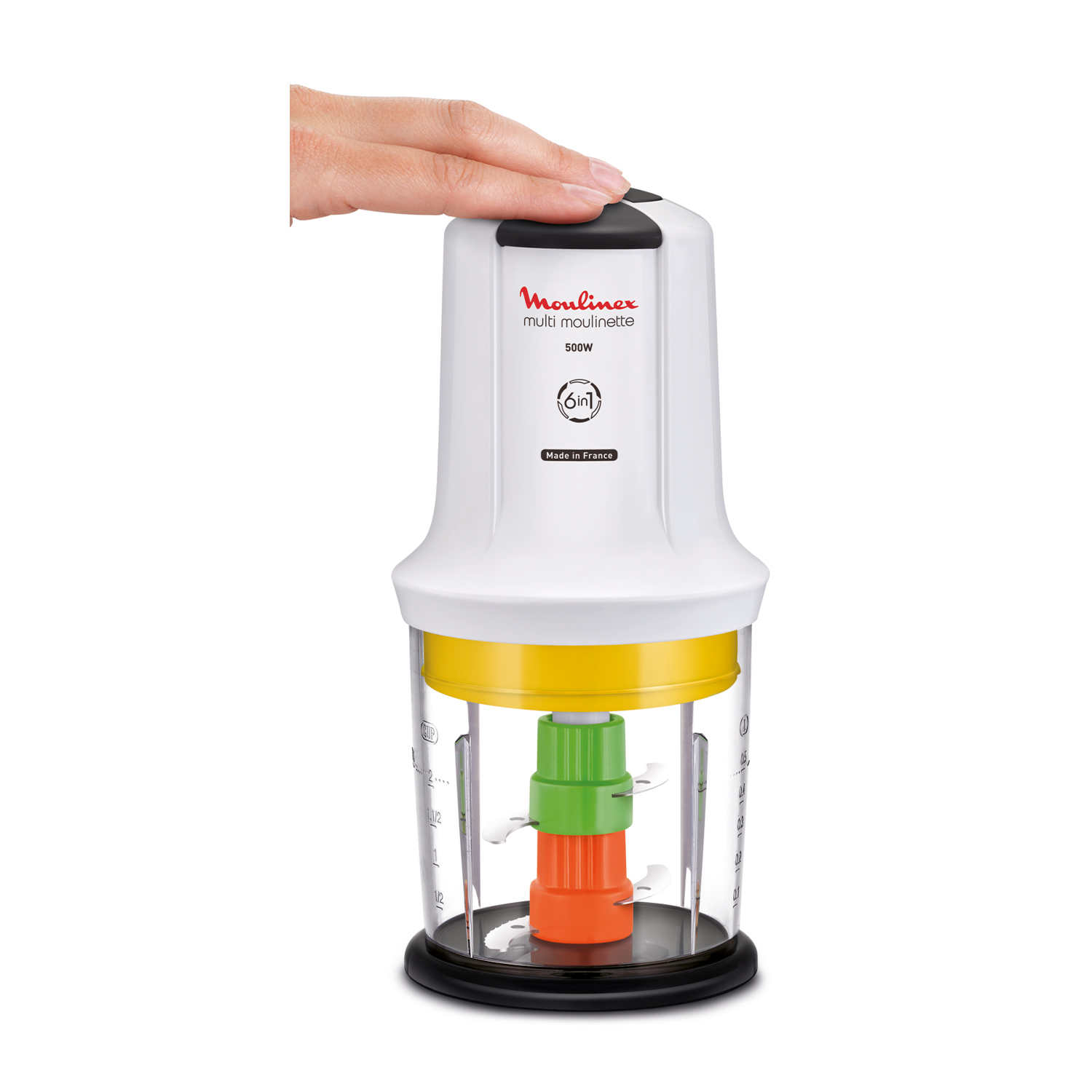 Moulinex multi moulinette, bianco con parti gialle e verdi, mano sopra, sfondo bianco.