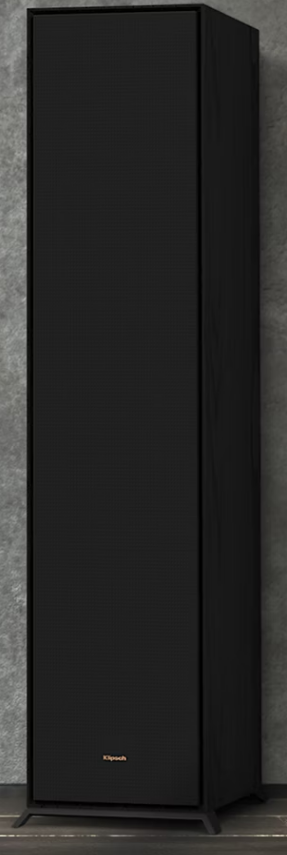 Ein schwarzer Klipsch-Lautsprecher. Er ist hoch und dünn mit einem Metallsockel.