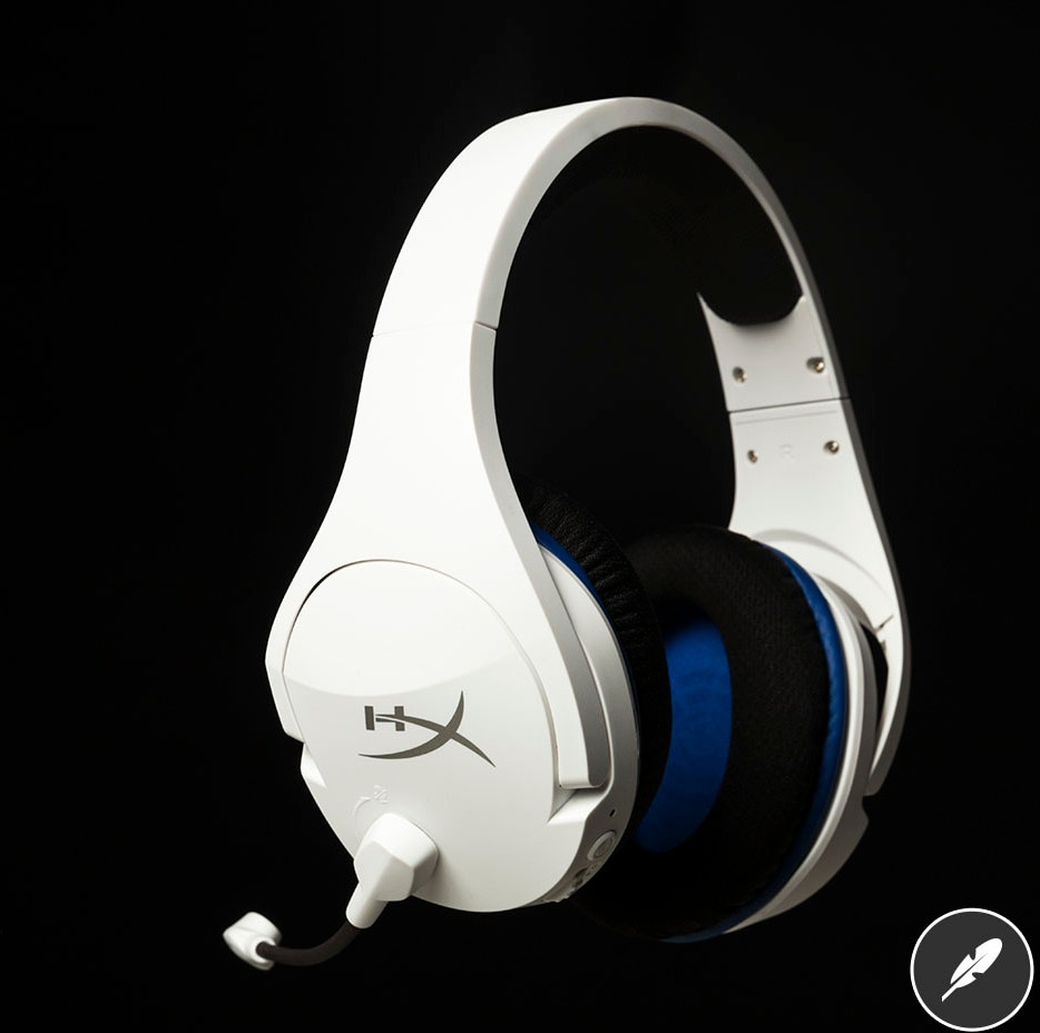 Weißes und schwarzes HyperX Gaming-Headset, mit Mikrofon und schwarzem Hintergrund.