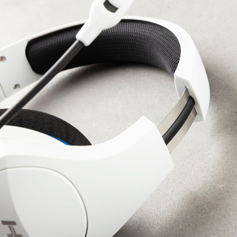 Weißes Gaming-Headset. Schwarze Polsterung an Kopfband und Ohrmuscheln. Mikrofon befestigt.