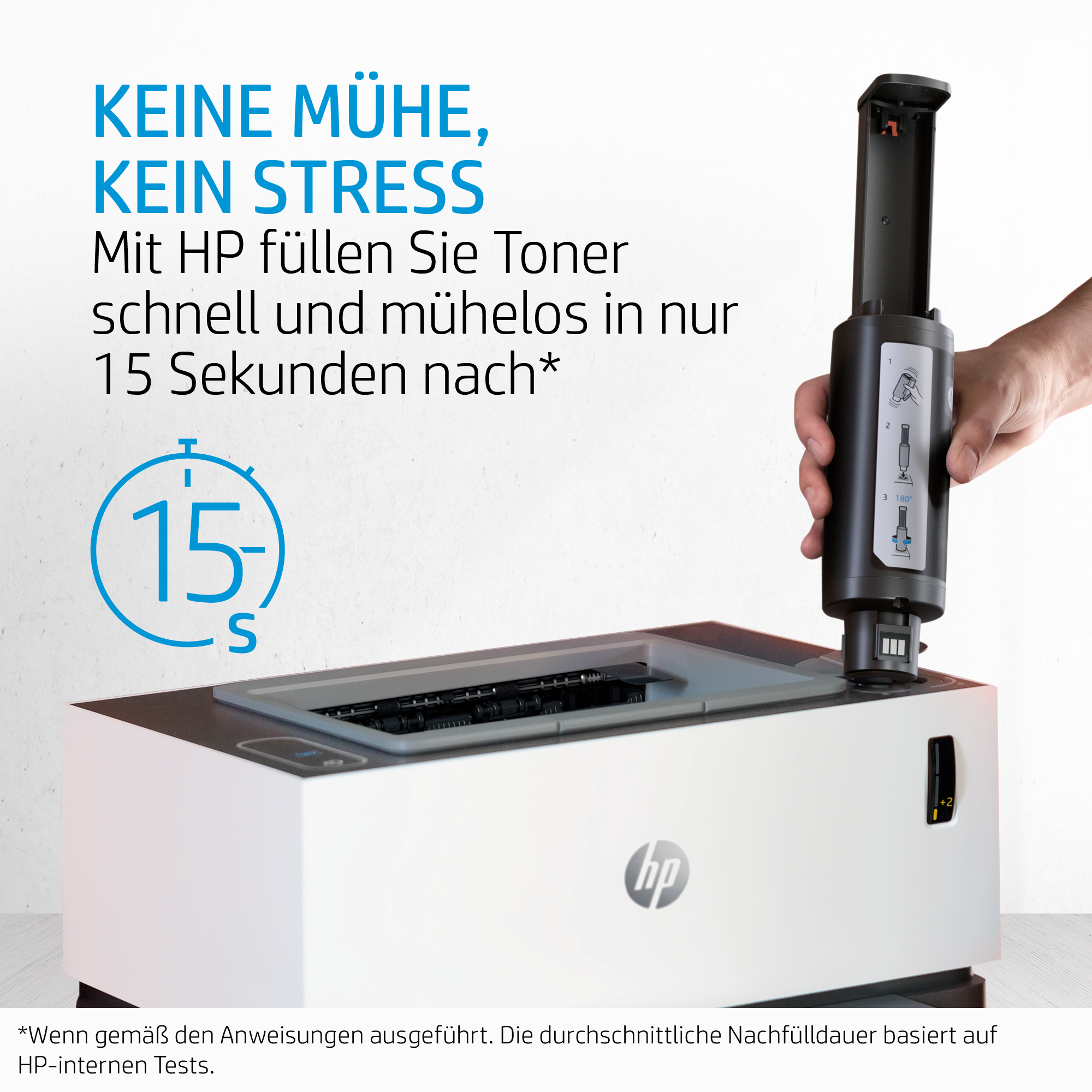 Hand setzt Toner in Drucker ein. Blaues 15-Sekunden-Timer-Grafik im Vordergrund.