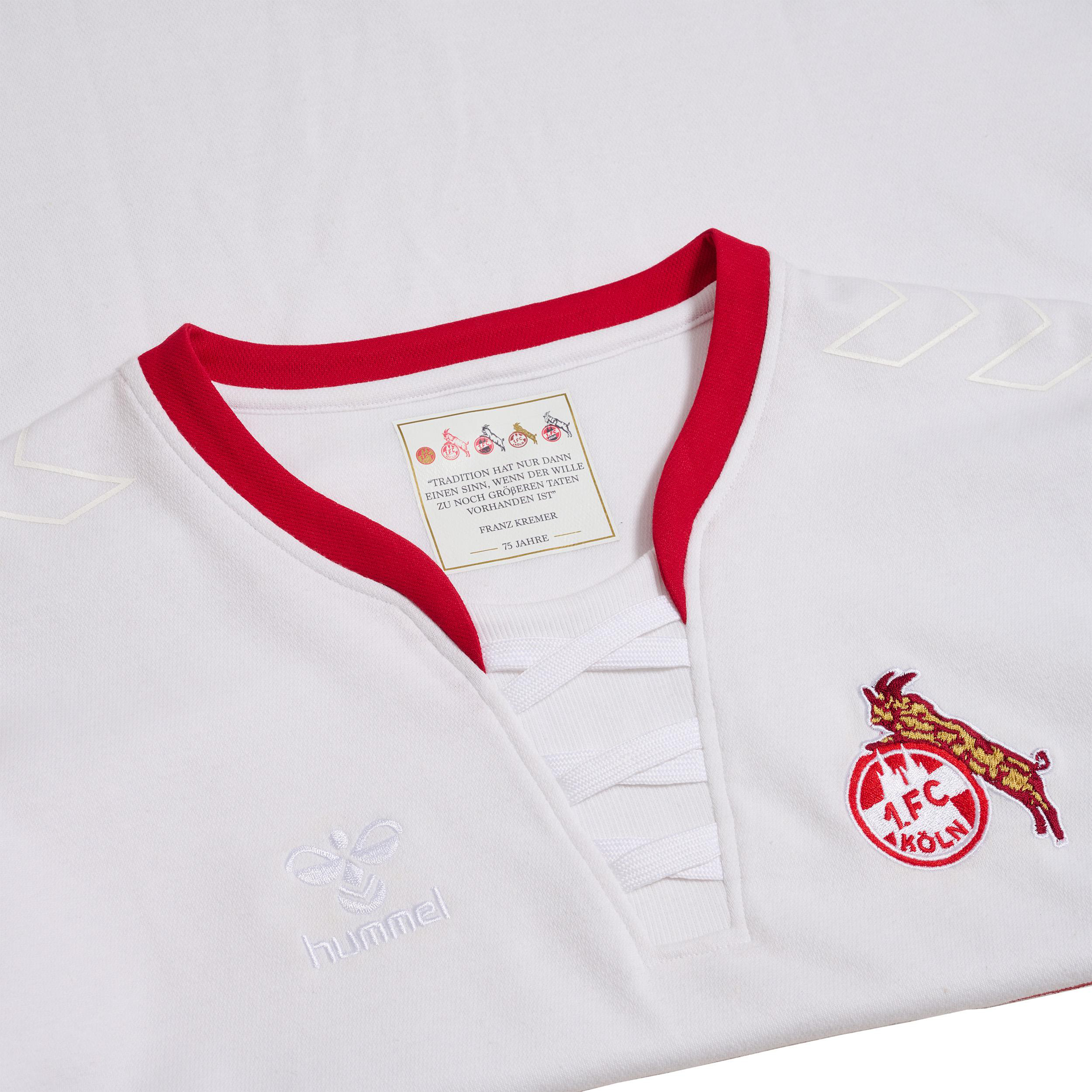 Weißes Fußballtrikot mit rotem Besatz, Schnürung. 1. FC Köln Logo. Text auf dem Etikett: 75 Jahre.