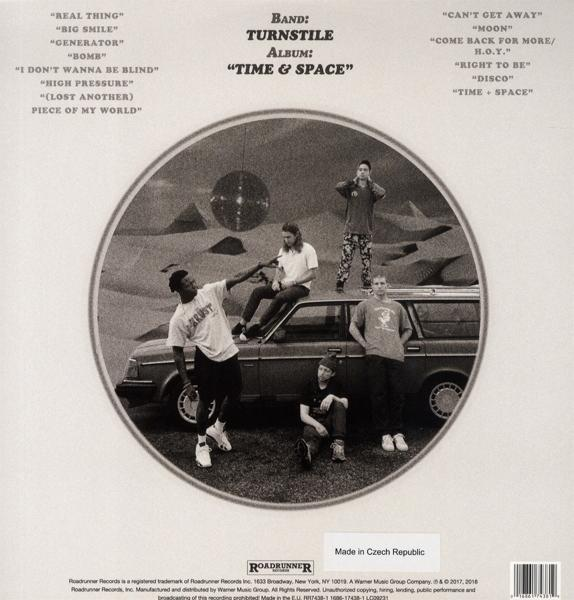 Albumcover mit Bandmitgliedern auf einem Auto. Texte und Albumtitel in kreisförmigem Design.