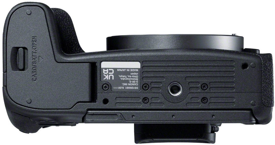 Unteransicht einer Canon Kamera. Batterie-/Kartentür und andere Anschlüsse sind sichtbar. Hergestellt in Japan Text.