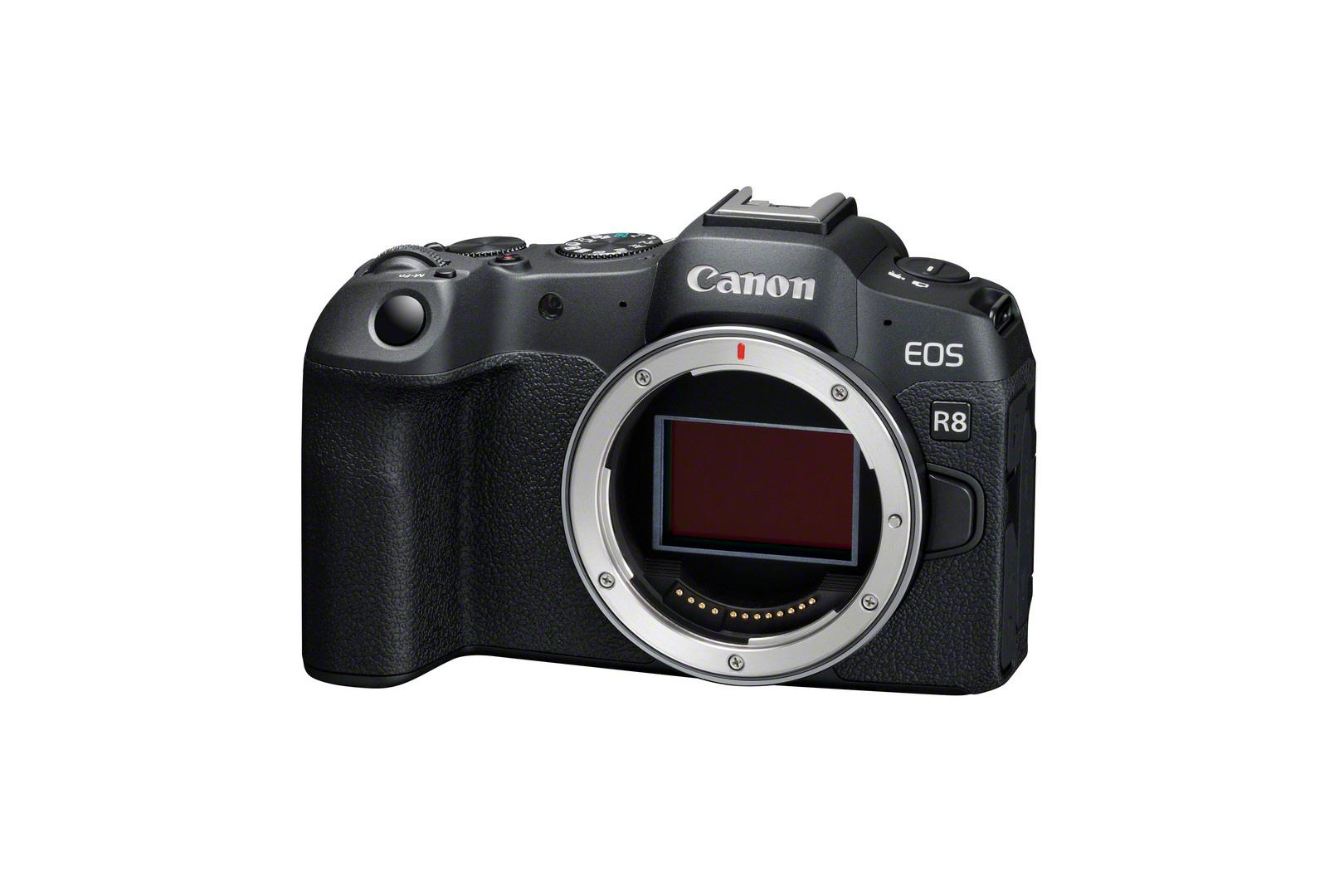 Schwarze Digitalkamera Canon EOS R8, isoliert auf weißem Hintergrund.