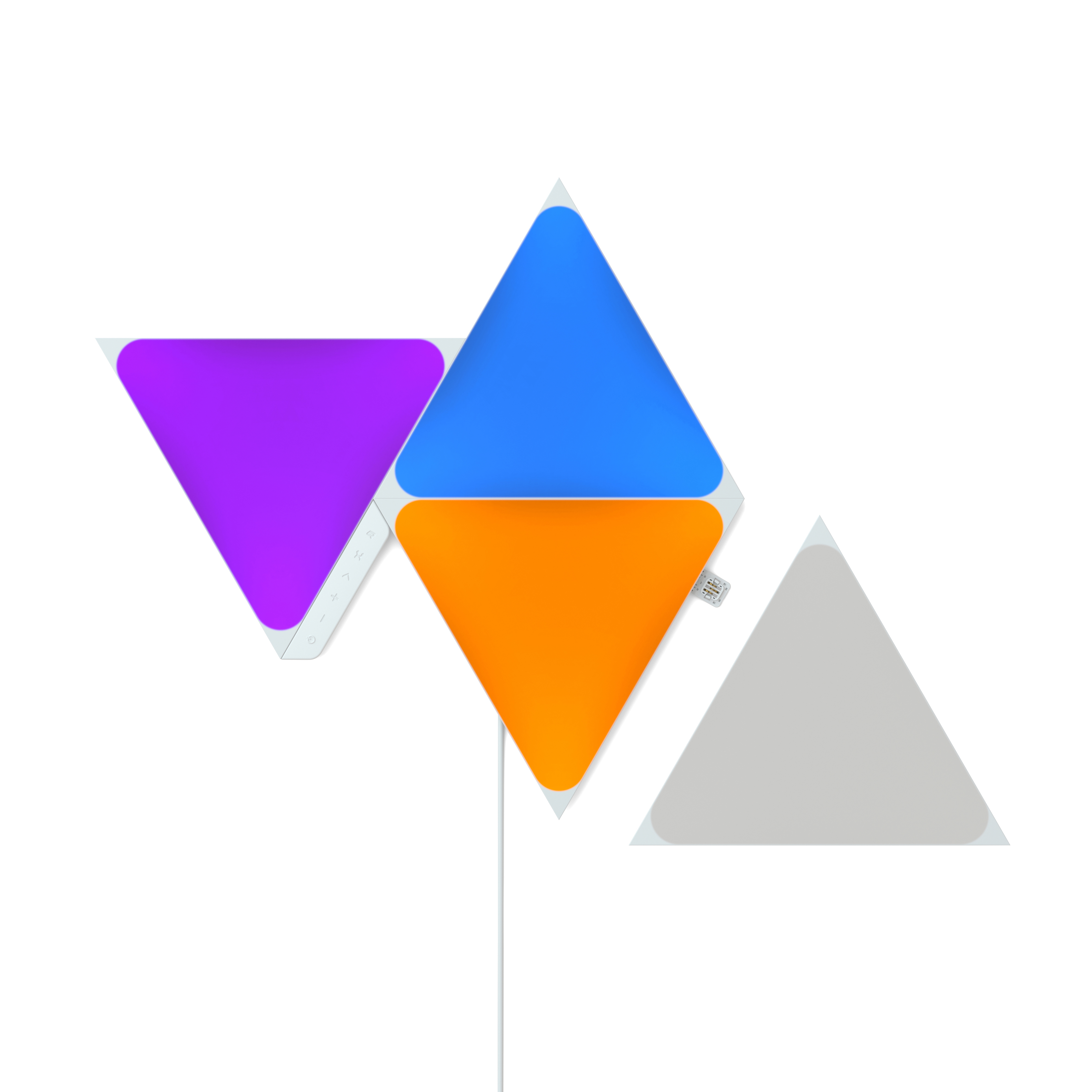 Drei geometrische Lichtpaneele. Lila, blau, orange und grau. Weißer Hintergrund, mit Drähten verbunden.
