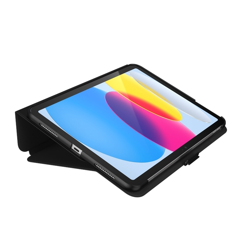 Fekete tablet fekete tokban, fehér felületen, színes absztrakt háttérrel.