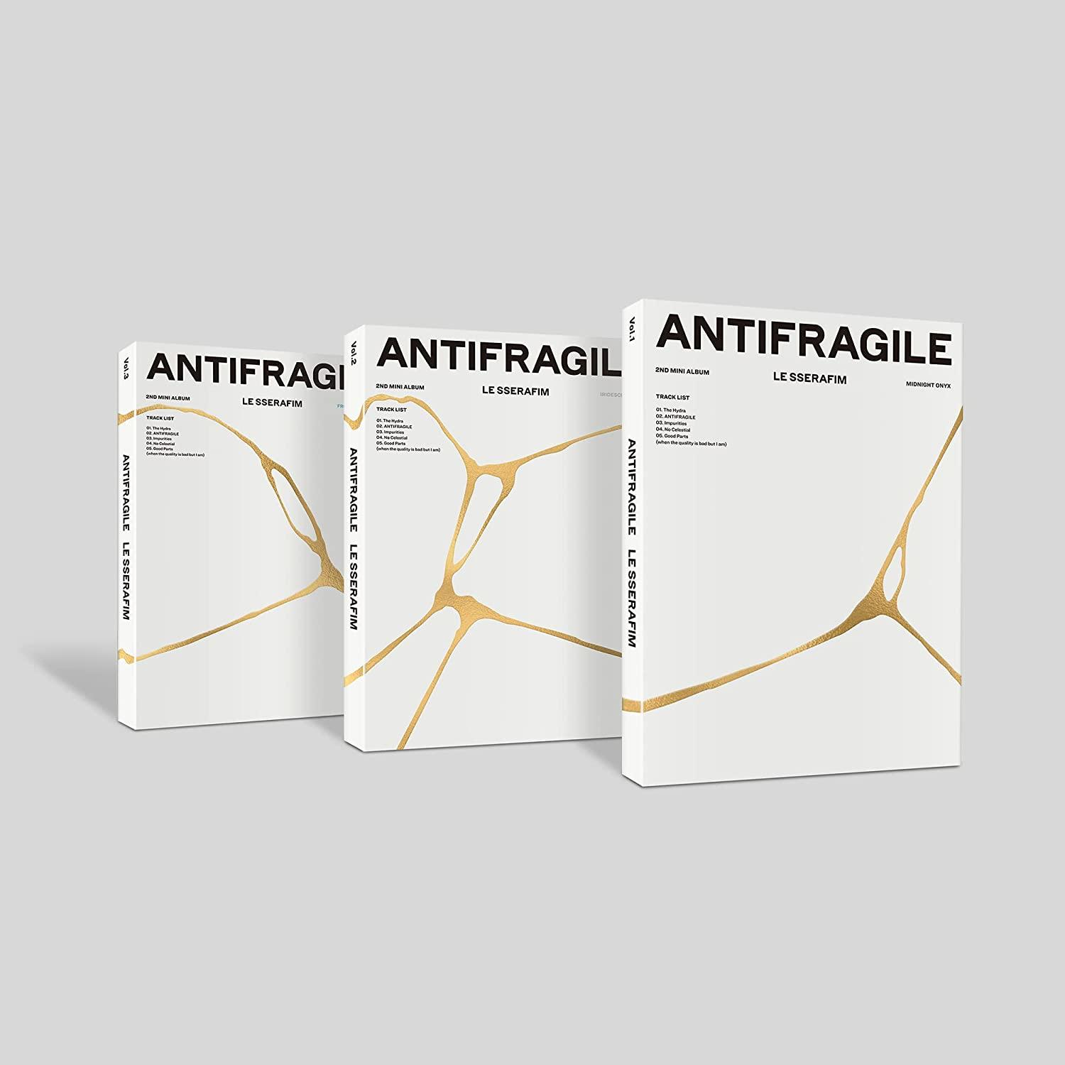Három fehér albumborító arany szöveggel. A borítókon az 'ANTIFRAGILE' és 'LE SSERAFIM' szöveg látható.