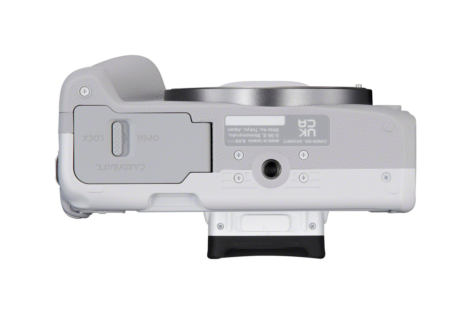 Eine weiße Canon-Kamera, Draufsicht, mit offenem Batteriefach und verschiedenen Anschlüssen.