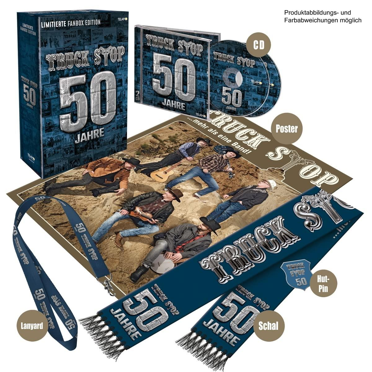 Fanbox mit CD, Poster, Schlüsselband und Schal. Menschen im Hintergrund.