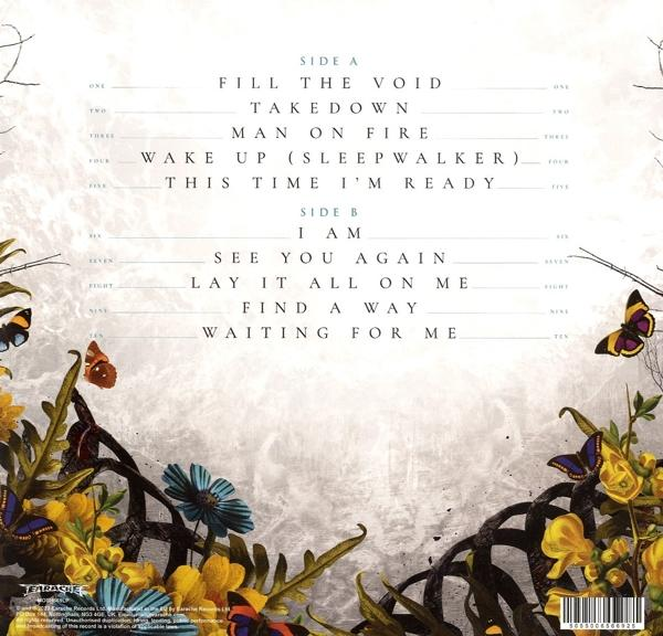 Albumcover mit Titelliste, floralem Design und Schmetterlingen.