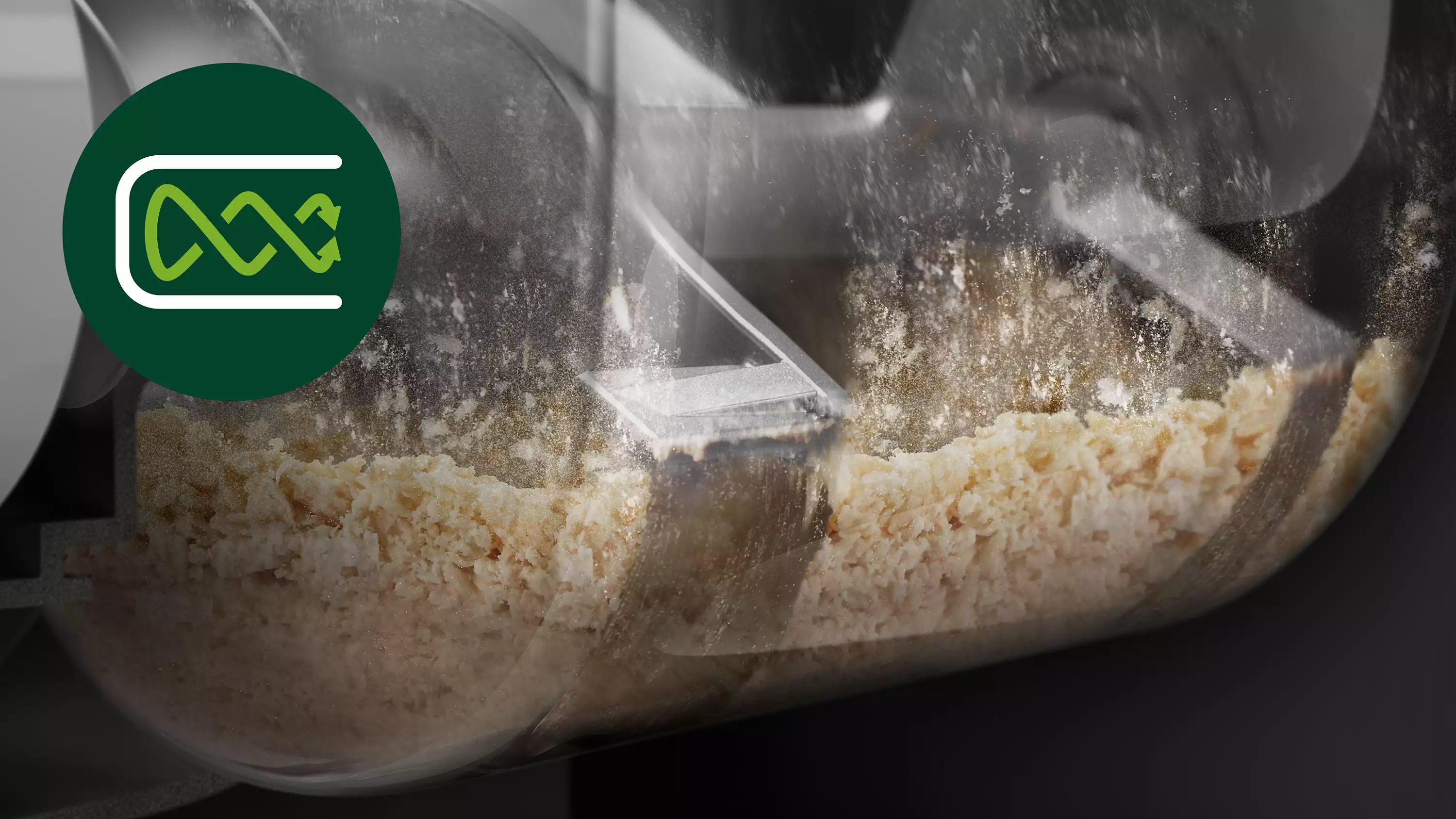 Gros plan d'un robot culinaire avec des céréales à l'intérieur et un logo vert sur le côté.