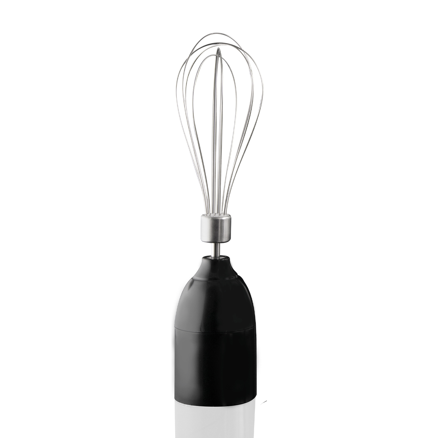 Un accessorio per frullatore a immersione nero con una frusta in acciaio inossidabile. Sfondo bianco.