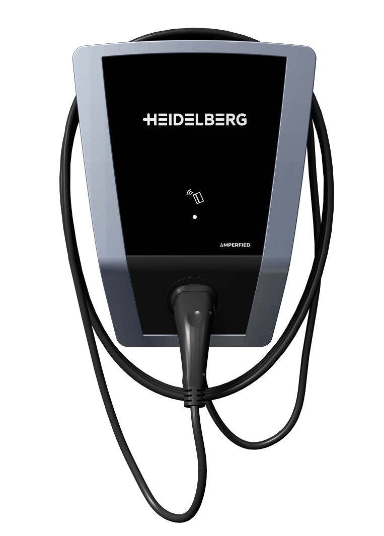 Eine grau-schwarze Ladestation mit einem schwarzen Kabel, das herunterhängt. Der Markenname ist Heidelberg.