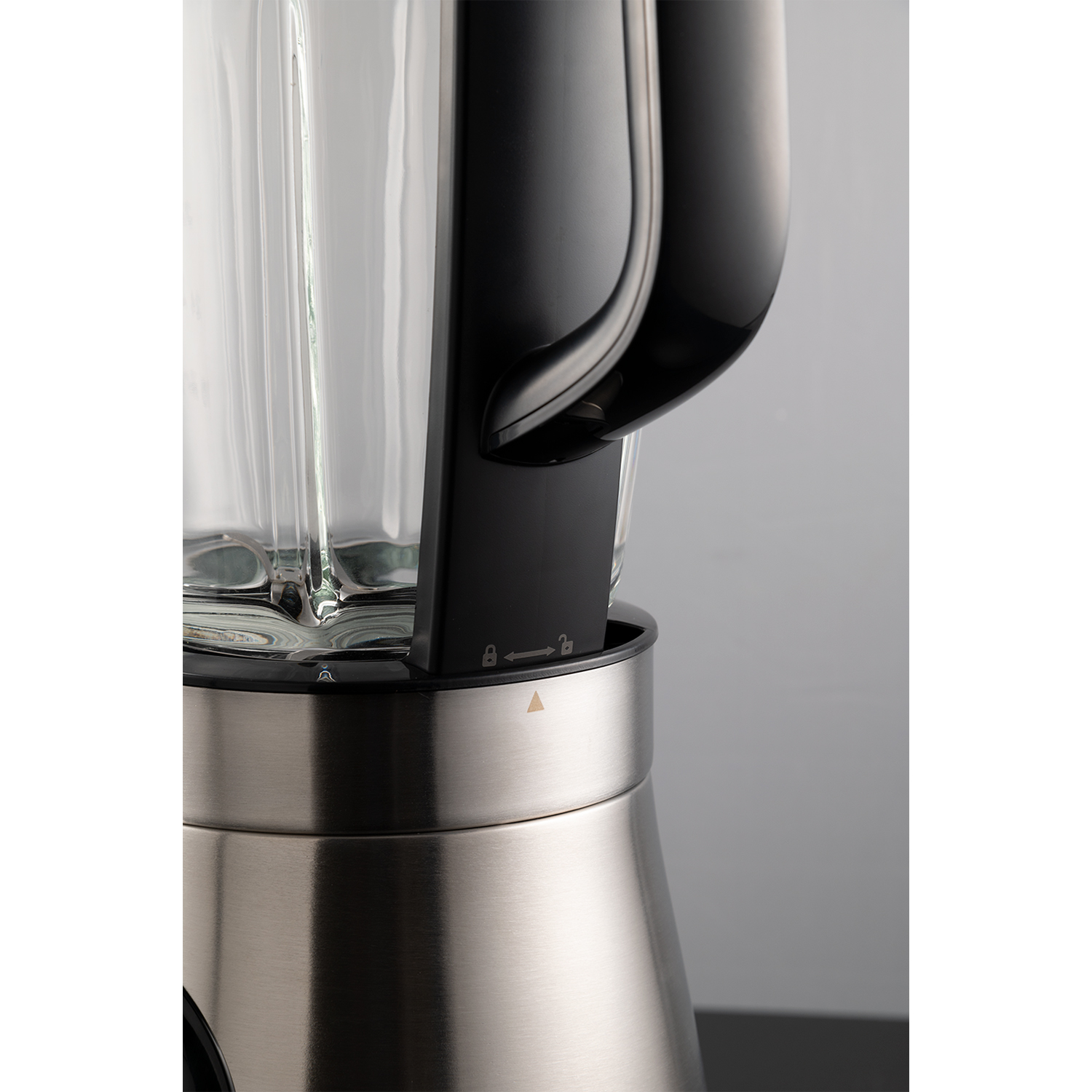 Base del frullatore con caraffa in vetro e manico nero. Acciaio inox e nero.