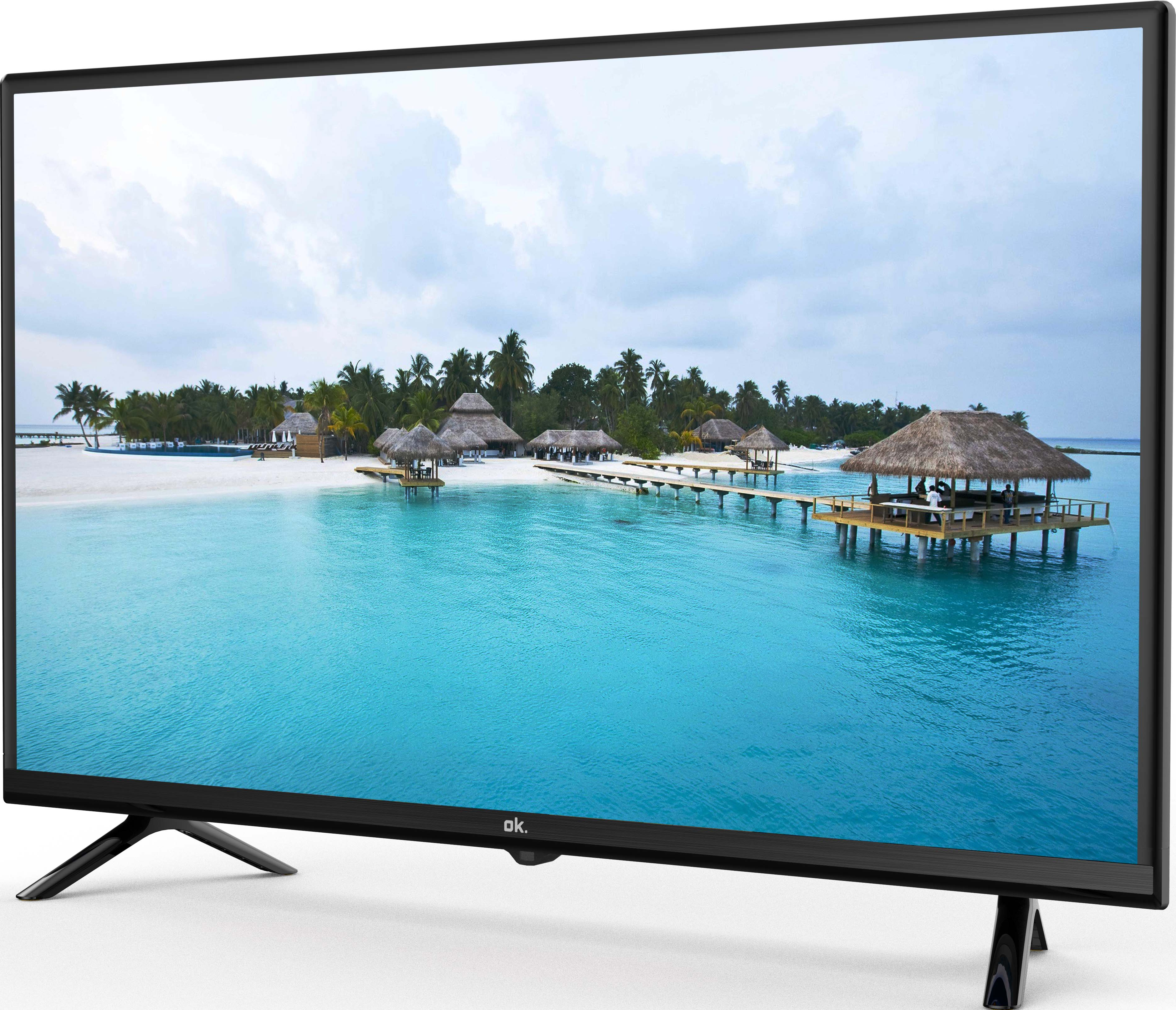TV-Bildschirm mit einer malerischen Strandansicht mit Hütten und klarem Wasser.