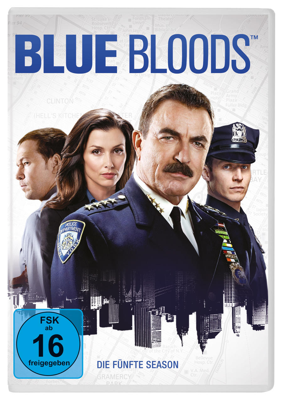DVD-Cover: 'BLUE BLOODS'-Text. Vier Schauspieler in Polizeiuniformen. Stadtkarten-Hintergrund.