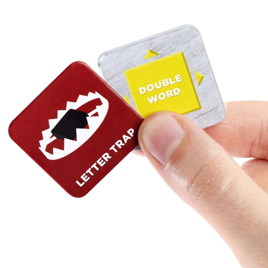 Hand hält Letter Trap- und Double Word-Spielkarten. Rote Karte zeigt Kiefer, gelbe Karte hat Text.