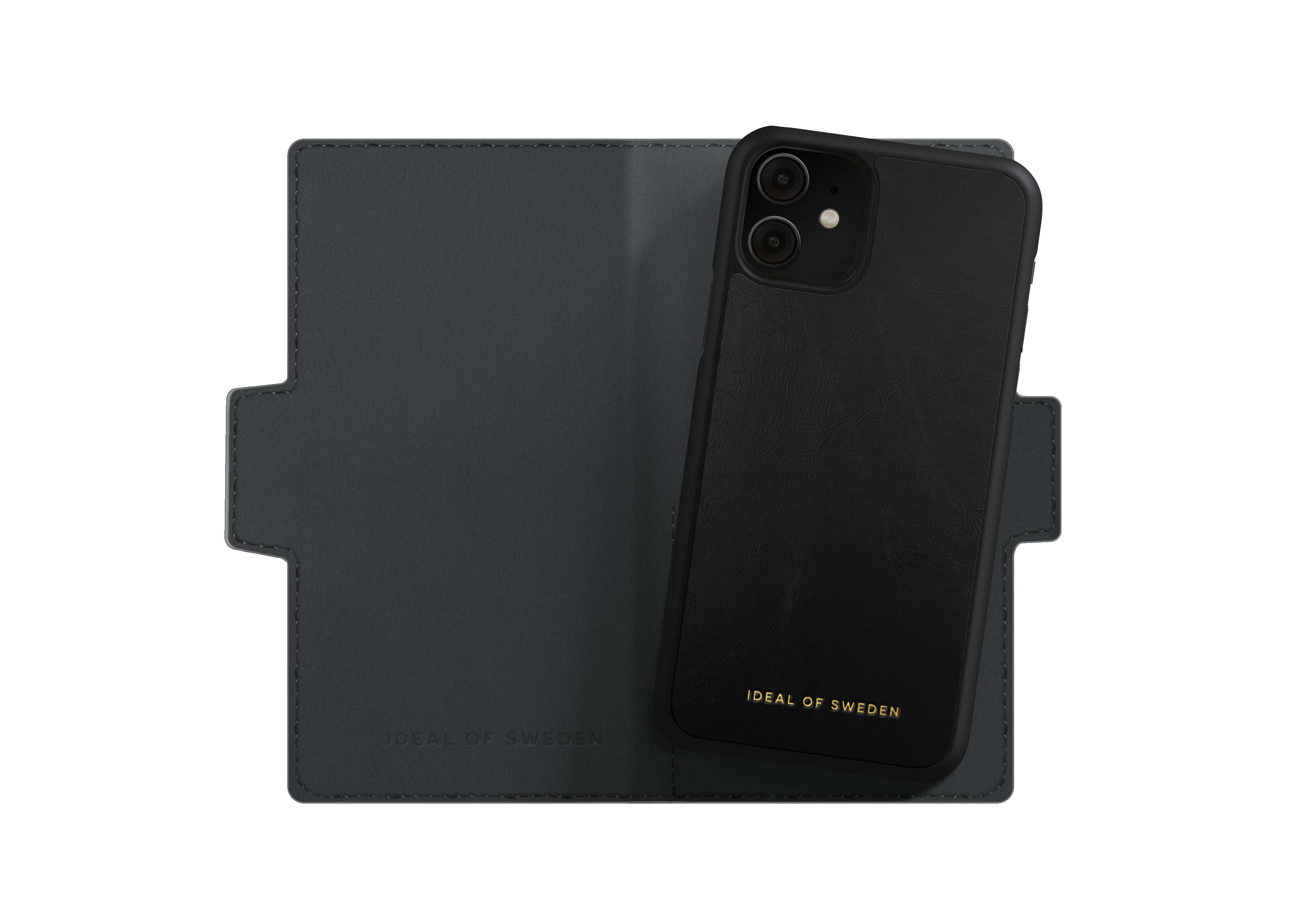 Eine schwarze Ideal of Sweden Handyhülle mit Telefon darin, auf einem grauen Wallet.