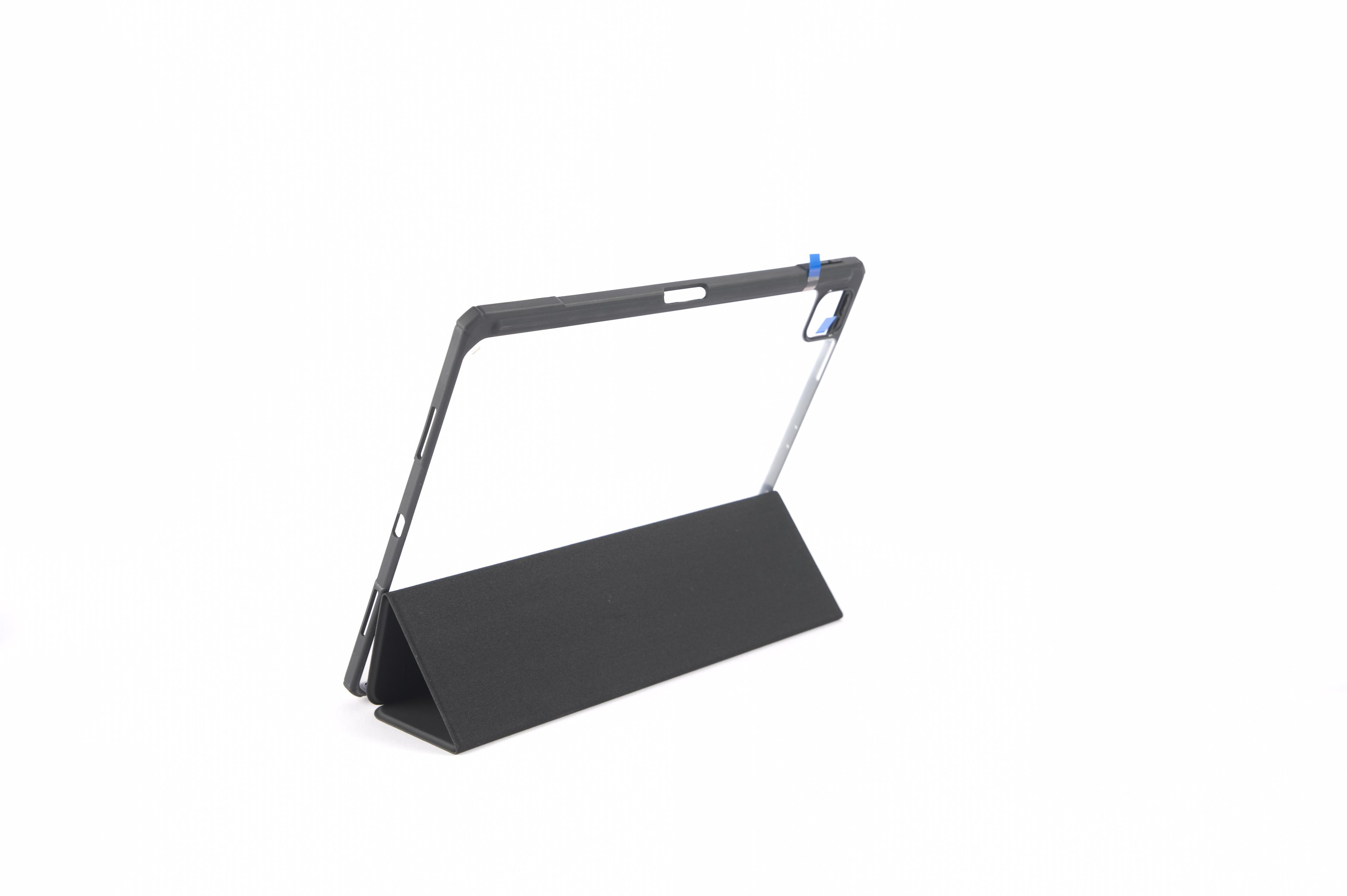 Schwarze Tablet-Hülle offen, klarer Rahmen, vor weißem Hintergrund.