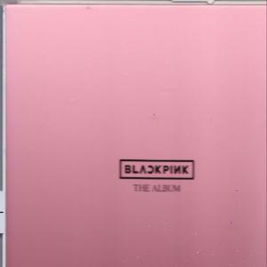 Rózsaszín album borító "BLACKPINK THE ALBUM" szöveggel.