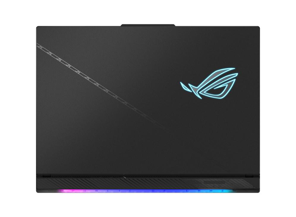 Schwarzer Laptop mit blau beleuchtetem ROG-Logo auf weißem Hintergrund.