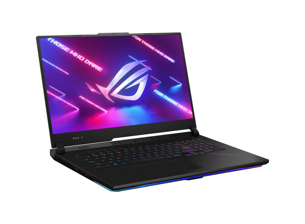 Schwarzer Laptop, geöffnet, angewinkelt. Bildschirm zeigt ROG-Logo. Tastatur sichtbar. Weißer Hintergrund.