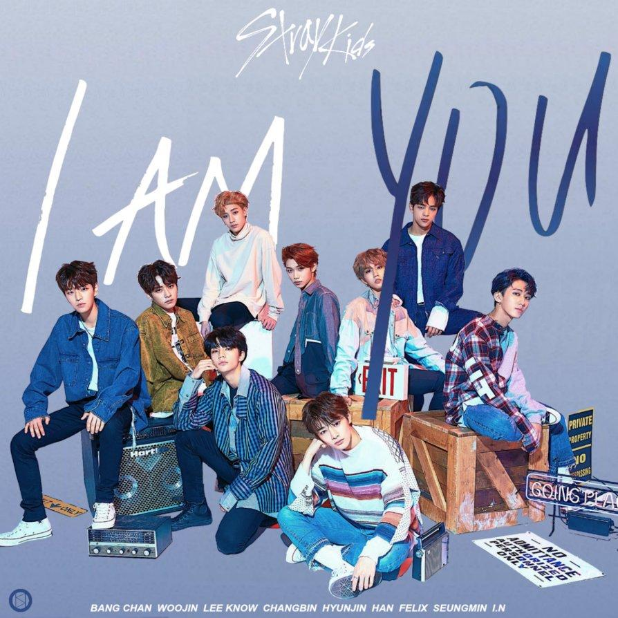 Album borító a Stray Kids zenekarral, a 'I am You' szavakkal.