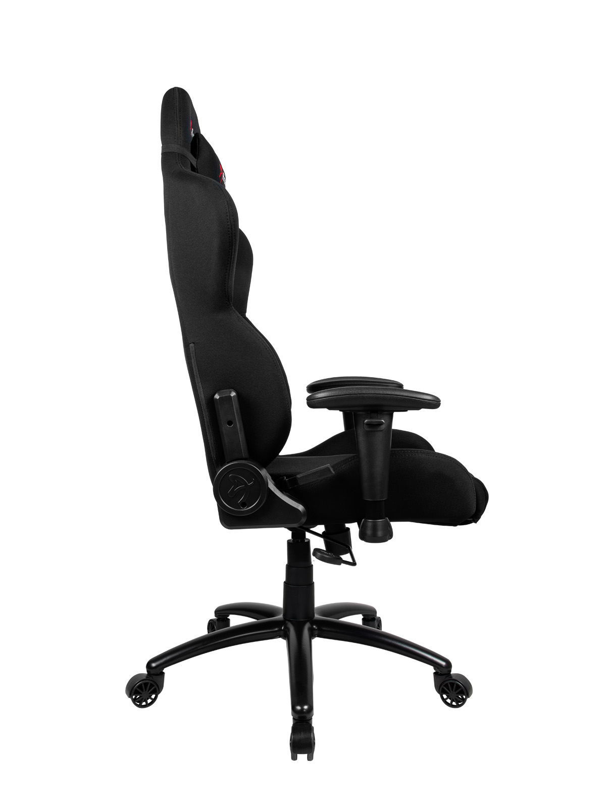 Egy fekete gamer szék magas háttámlával és kartámaszokkal, fehér háttérrel.