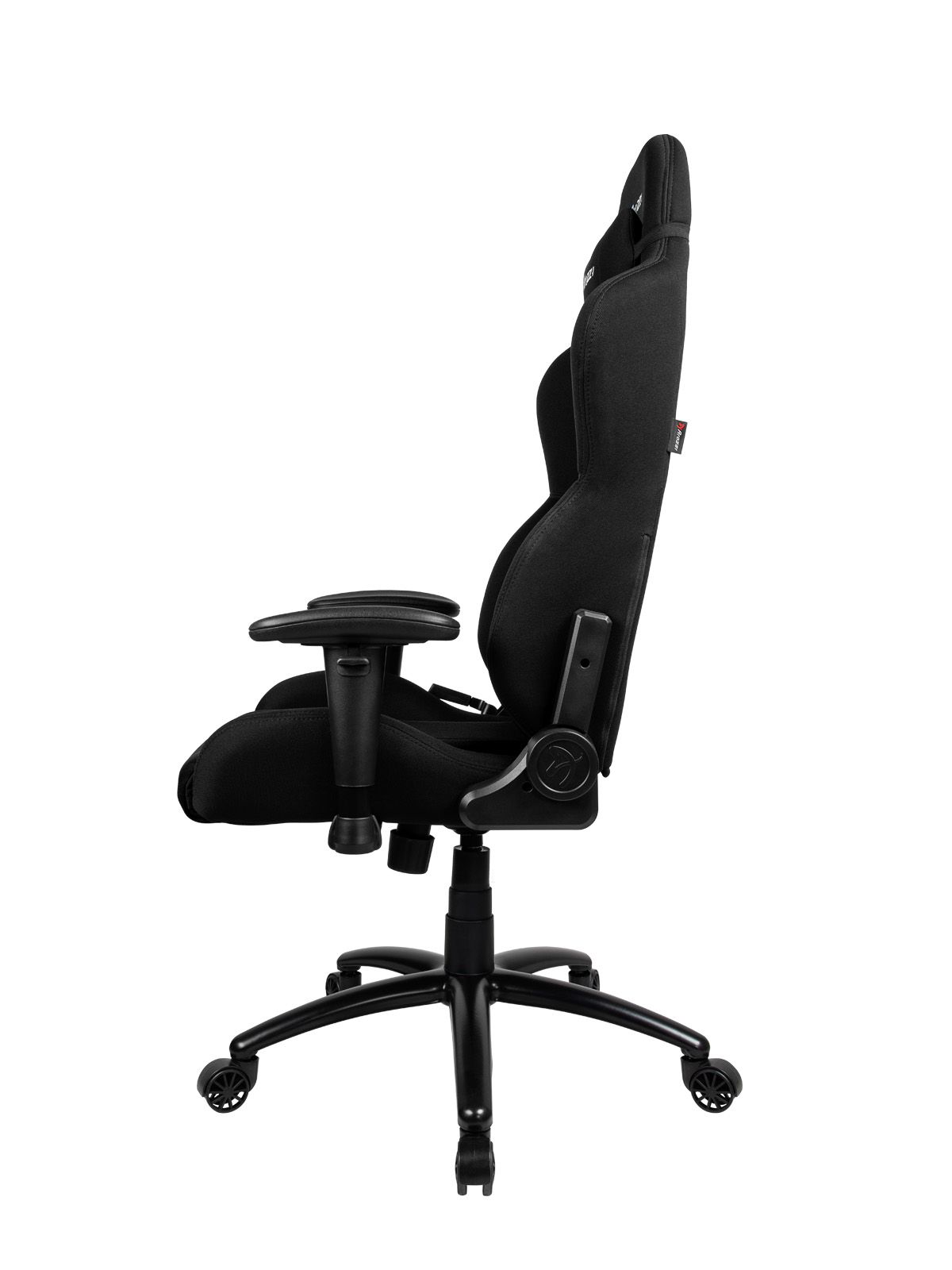Fekete gamer szék, oldalsó nézet, magas háttámlával, karfákkal és fekete talppal.