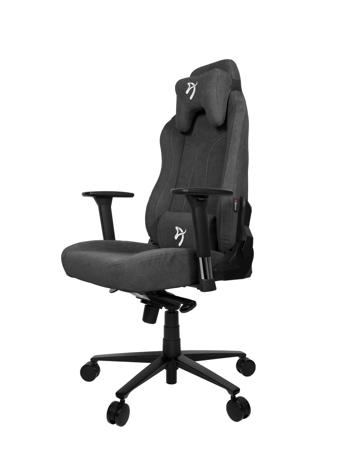 Sötétszürke gamer szék. Fejtámlával, kartámaszokkal és öt kerékkel rendelkezik. Fehér háttér.