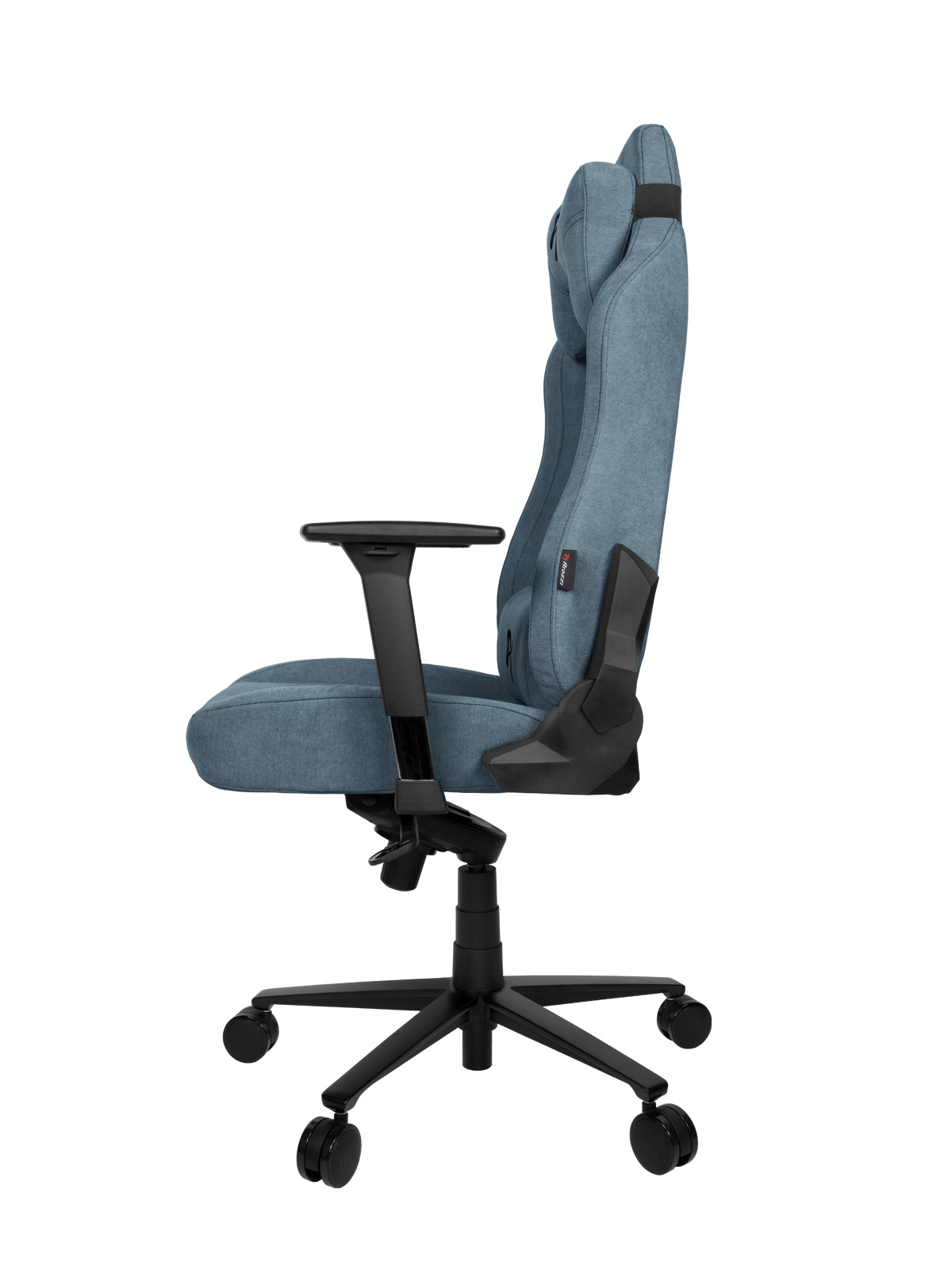 Egy kék-fekete gamer szék profilból, fehér háttér előtt.