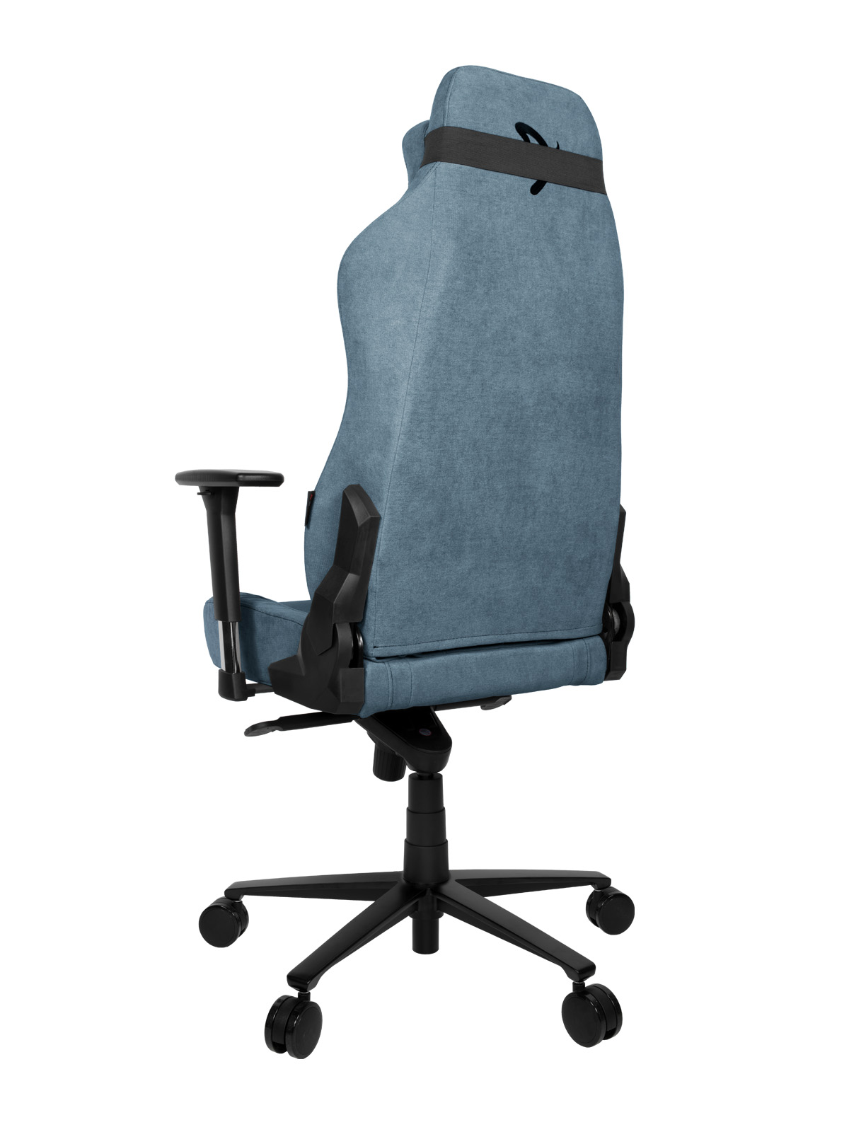 Kék gamer szék hátulról. Fekete kerekek és karfák láthatók, fehér háttér.