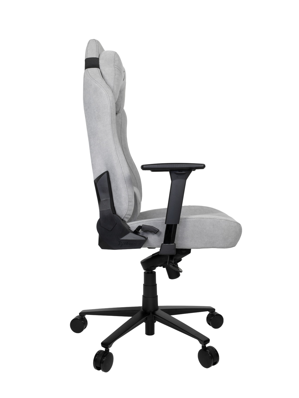 Egy szürke-fekete gamer szék oldalsó nézete, fekete alappal és kerekekkel.
