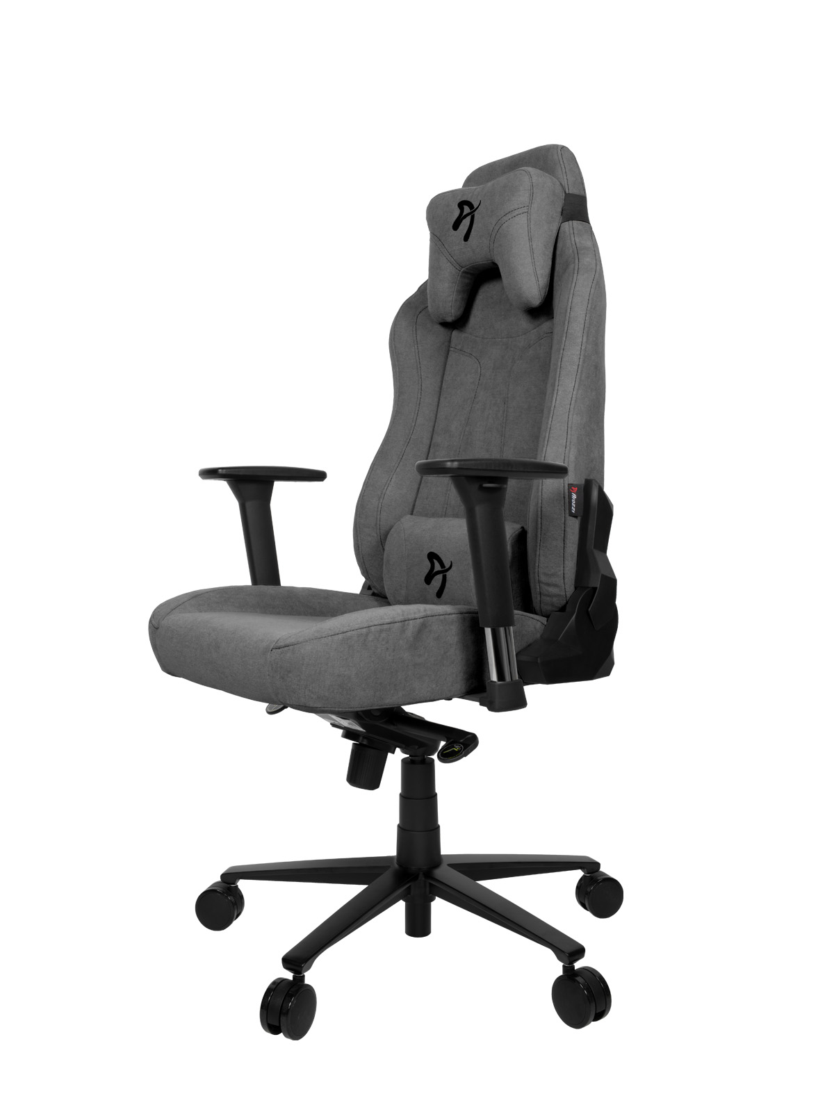 Szürke gamer szék fekete kartámaszokkal és kerekekkel, fehér háttér előtt.