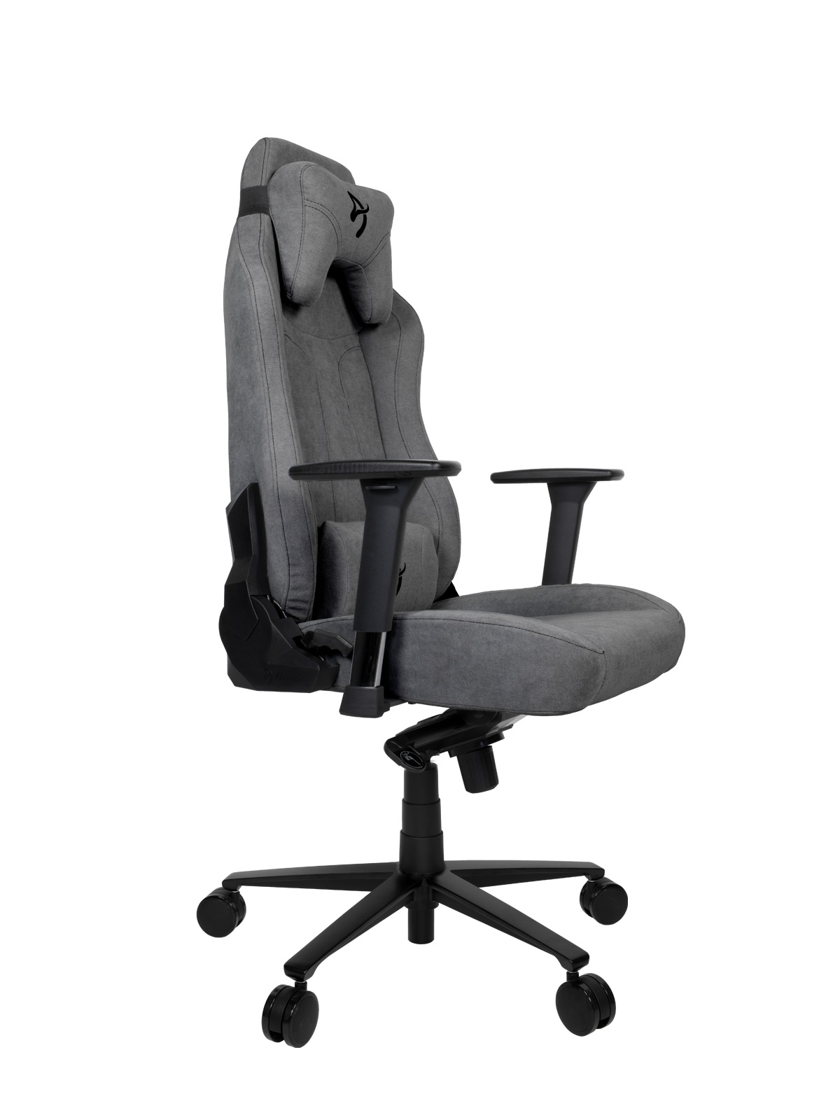 Egy szürke gamer szék fejtámlával, kartámaszokkal és kerekekkel, oldalra döntve.