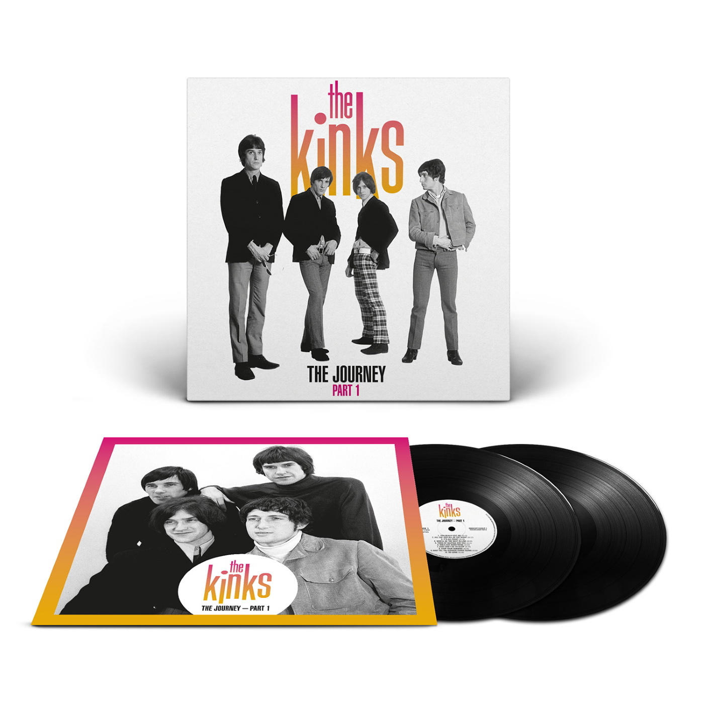 Albumcover mit Bandmitgliedern und Vinylschallplatten auf weißer Oberfläche.