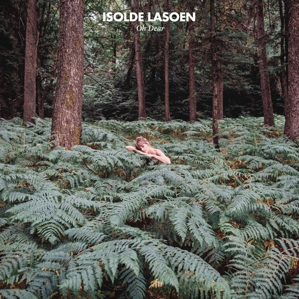 Une femme allongée dans des fougères dans une forêt, la pochette de l'album 'Oh Dear' d'Isolde Lasoen.