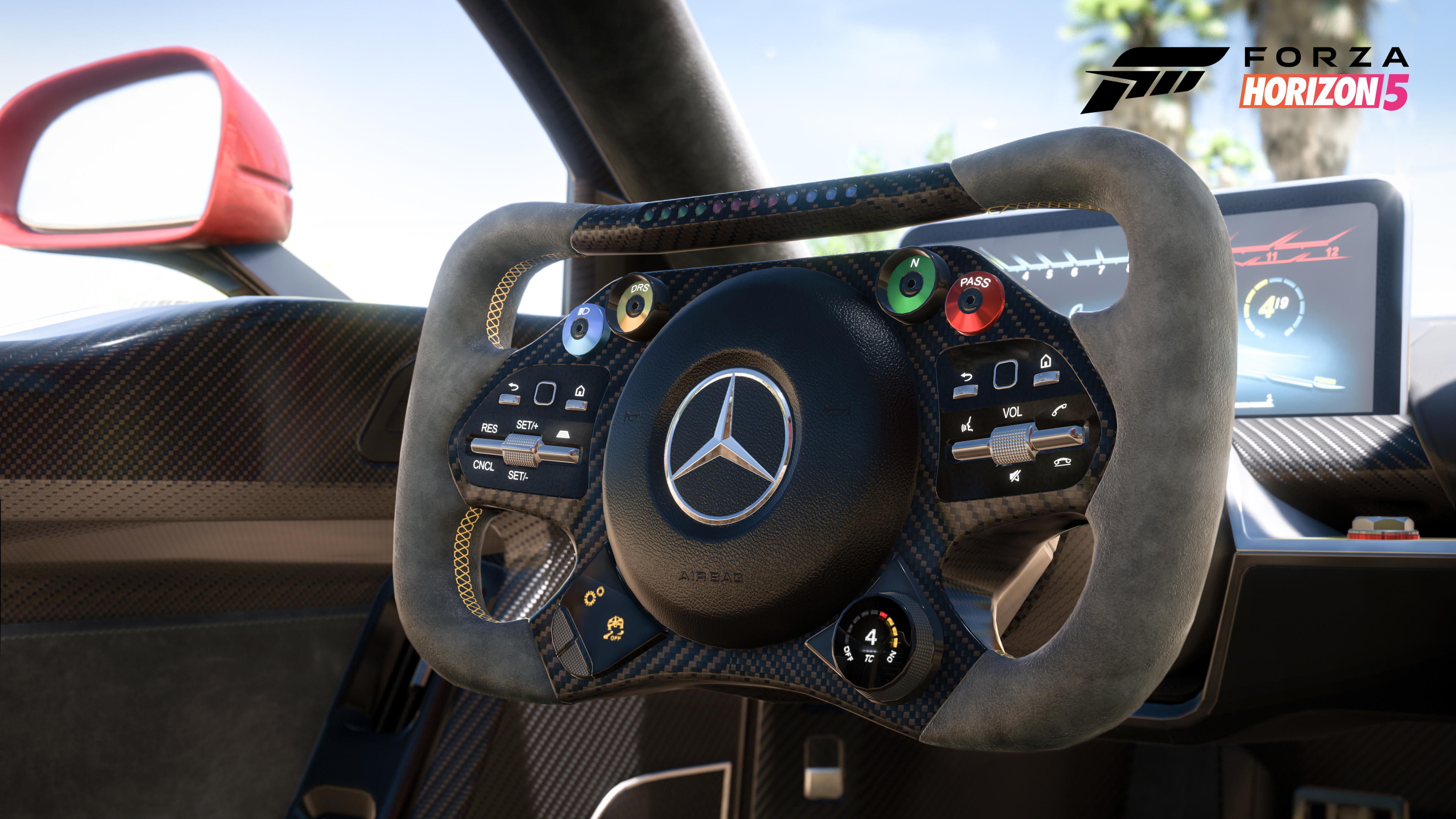 Volante de Forza Horizon 5. Logotipo de Mercedes. Botones y pantalla. Toma interior del coche.