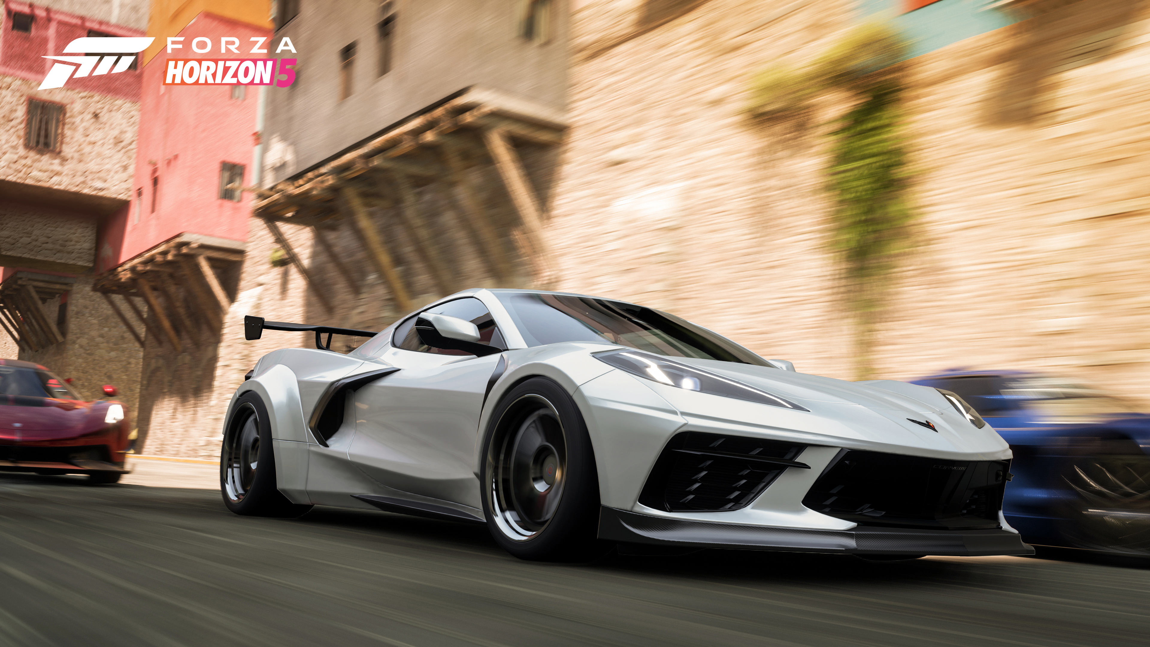 Un coche deportivo blanco en movimiento en una calle, con el logotipo de Forza Horizon 5 visible.