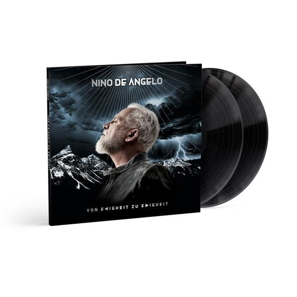 Albumcover mit Nino De Angelo, zwei schwarzen Schallplatten. Dunkler Himmel, Blitz und Berge im Hintergrund.